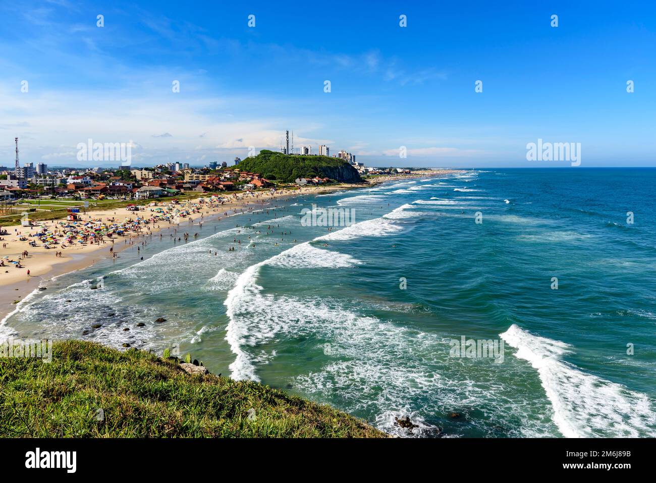 Überfüllter Strand und Stadt an einem wunderschönen sonnigen Tag im Sommer von Torres City Stockfoto