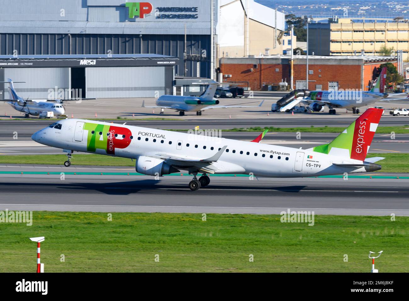 TIPPEN Sie AUF Express Embraer E190 Flugzeug startet. Flugzeug Embraer 190 von TAP Express Portugal, auch bekannt als Portugalia. Stockfoto