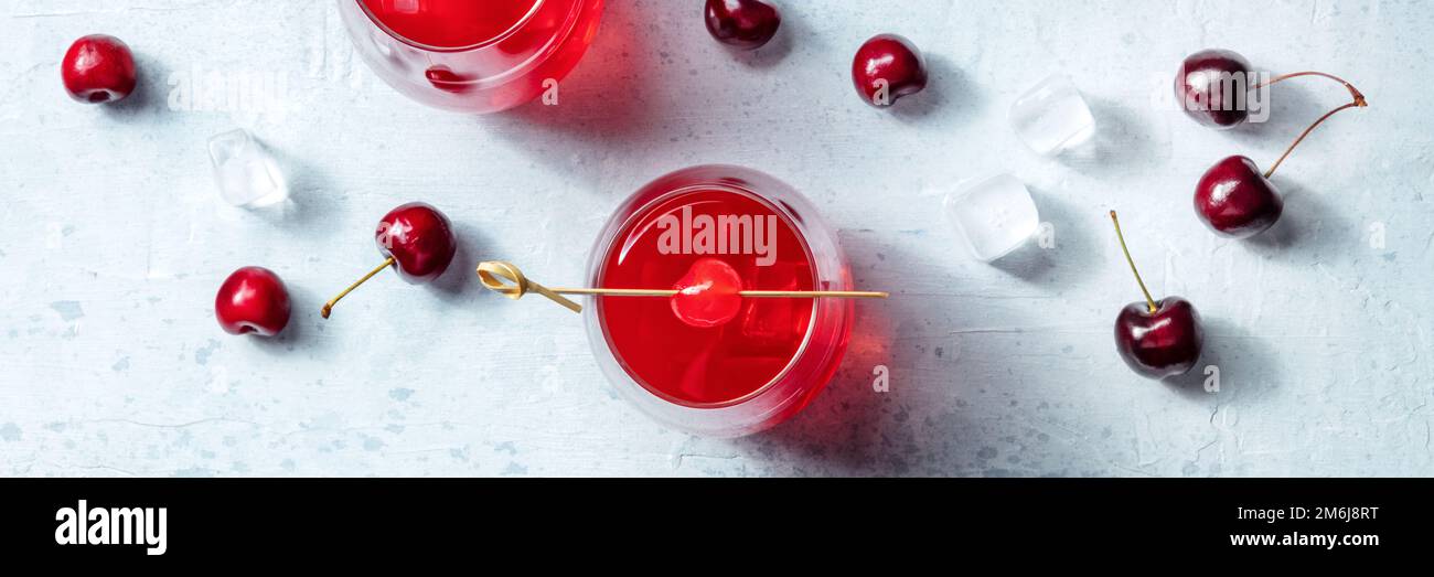 Cocktail garniert mit Kirschpanorama, frischer Cranberry-Saft mit Eis Stockfoto