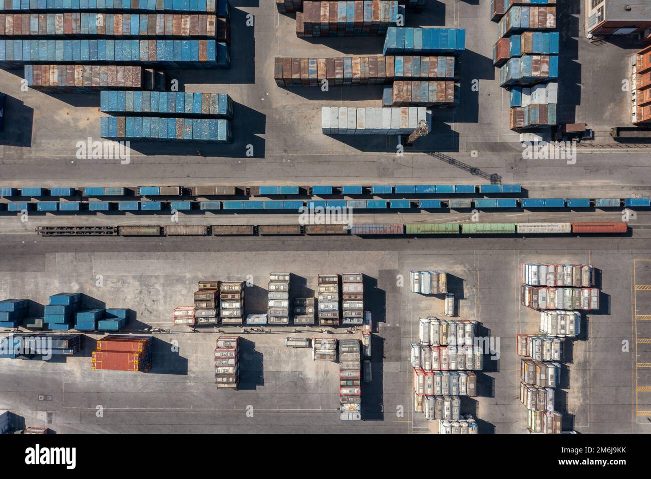 Frachtcontainer-Terminal mit Eisenbahn Stockfoto