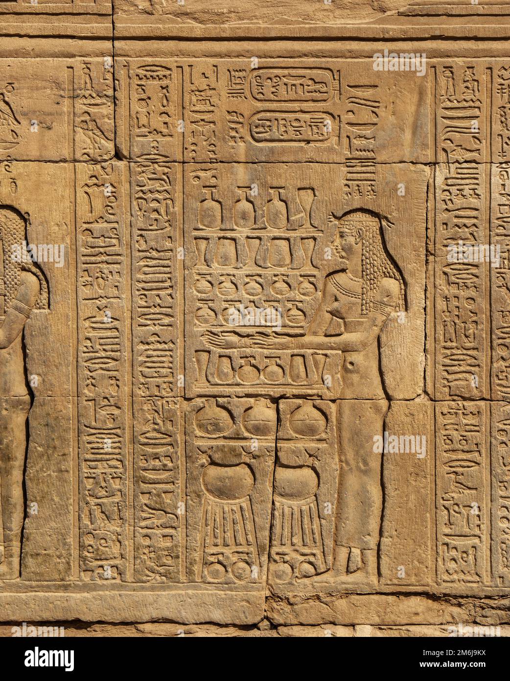 Hieroglyphische Schnitzereien im alten Tempel Stockfoto