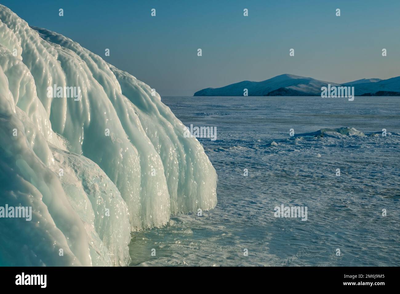 Eis und Eiszapfen auf Felsen am Baikalsee Stockfoto