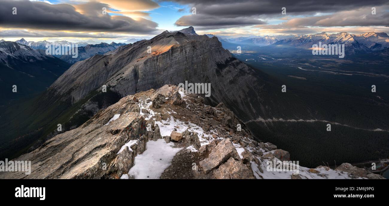 Sonnenuntergang am Ha Ling Peak Stockfoto