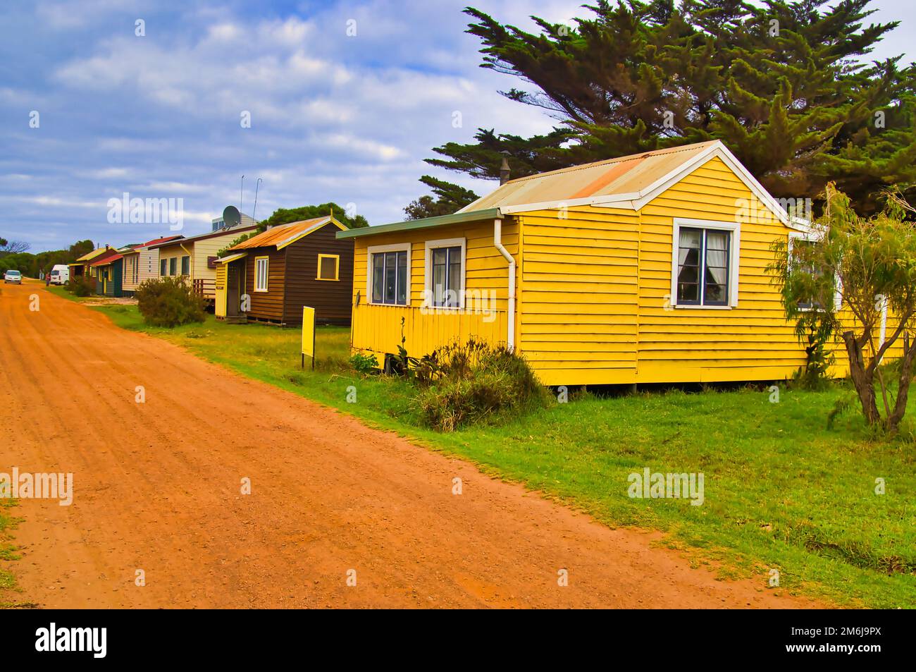 Straßenszene mit einfachen, bunten Holzhäusern im Dorf Pemberton, Westaustralien Stockfoto