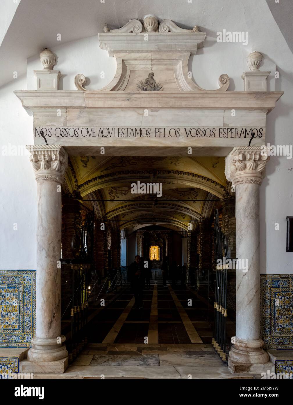 Der Eingang zur Kapelle der Knochen, auf der steht „Wir Knochen, die hier sind, warten auf dich“ Stockfoto