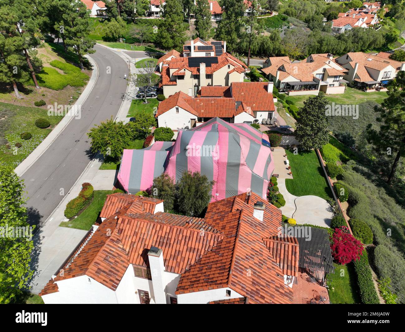 Überdachte Villa mit einem rot-grauen Zelt, während sie nach Termiten begast wurde, Kalifornien Stockfoto