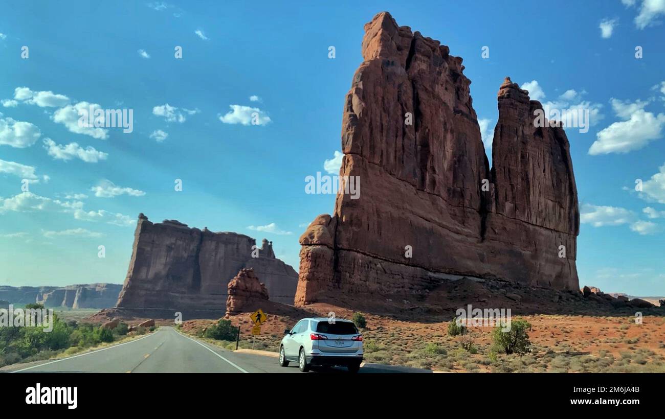 Ein Auto auf der Straße in den Wüstenbergen von Utah bei Moab Stockfoto