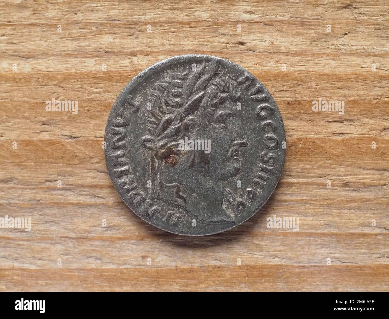 Alte römische Denarius-Münze, die Kaiser Hadrian um 130 v. Chr. zeigt Stockfoto