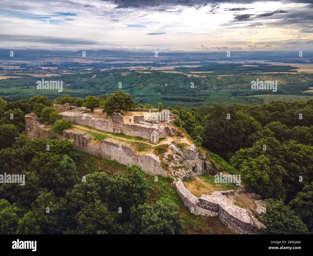 Die Ruinen der Burg Drégely bei Sonnenaufgang, Luftfotografie, Drégelypalánk, Ungarn Stockfoto