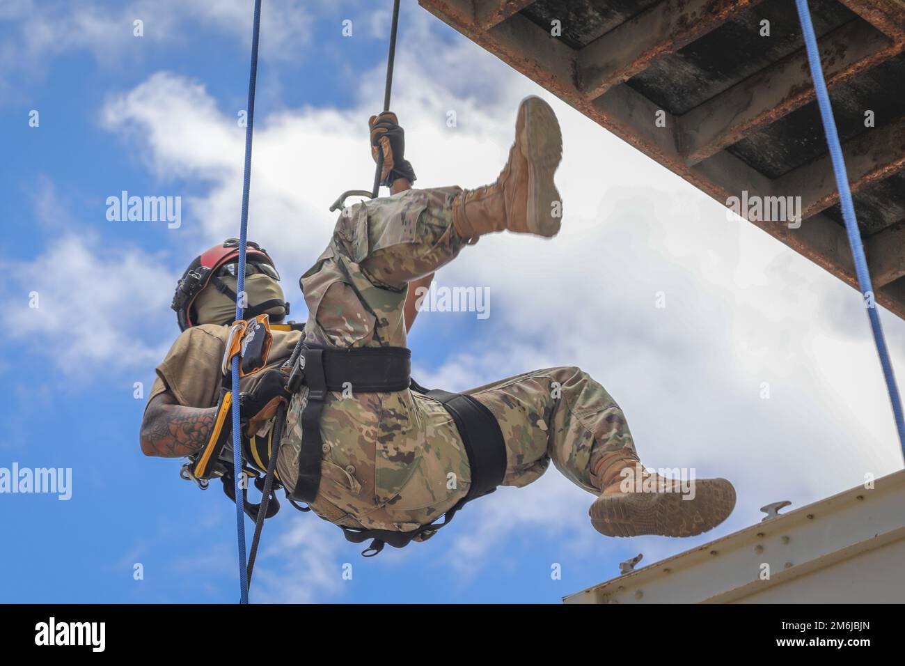 Das Such- und Extraktionsteam des CERFP (Chemical, Biological, Radiological/Nuclear and Explosive Enhanced Response Force Package) der Hawaii Army National Guard führt während einer CERFP-Trainingsübung am 28. April 2022 in Kalaeloa, Hawaii, ein Abseiltraining durch. Das CERFP der Nationalgarde besteht aus Vollzeit- und traditionellem Personal der Nationalgarde, das geschult und ausgestattet ist, um die Funktionen der Patientendekontamination, der medizinischen Triage und Behandlung, der Suche und Extraktion von Unfällen, der Suche nach Todesfällen und der Genesung und der gemeinsamen Kommunikation bei einem Katastrophenfall auszuführen. Stockfoto