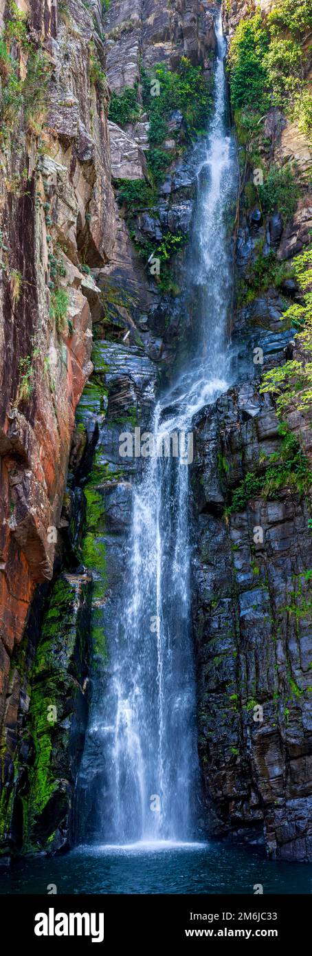 Wasserfall zwischen den Felsen und typische Vegetation der Cerrado von Serra do Cipo, Minas Gerais Stockfoto