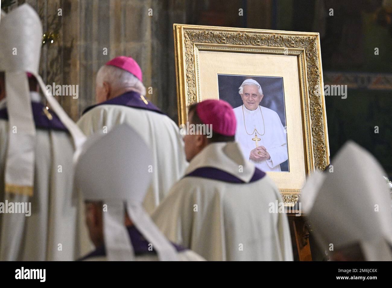 Prag, Tschechische Republik. 04. Januar 2023. Eine Requiem-Messe für Papst Emeritus Benedict XVI. Fand am 4. Januar 2023 im Veitsdom der Prager Burg, Tschechische Republik, statt. Kredit: Michal Kamaryt/CTK Photo/Alamy Live News Stockfoto