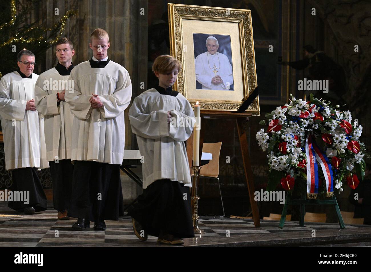 Prag, Tschechische Republik. 04. Januar 2023. Eine Requiem-Messe für Papst Emeritus Benedict XVI. Fand am 4. Januar 2023 im Veitsdom der Prager Burg, Tschechische Republik, statt. Kredit: Michal Kamaryt/CTK Photo/Alamy Live News Stockfoto