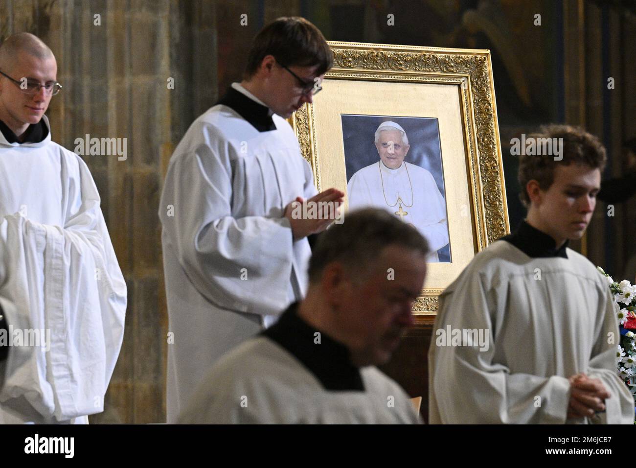 Prag, Tschechische Republik. 04. Januar 2023. Eine Requiem-Messe für Papst Emeritus Benedict XVI. Fand am 4. Januar 2023 im Veitsdom der Prager Burg, Tschechische Republik, statt. Kredit: Michal Kamaryt/CTK Photo/Alamy Live News Stockfoto