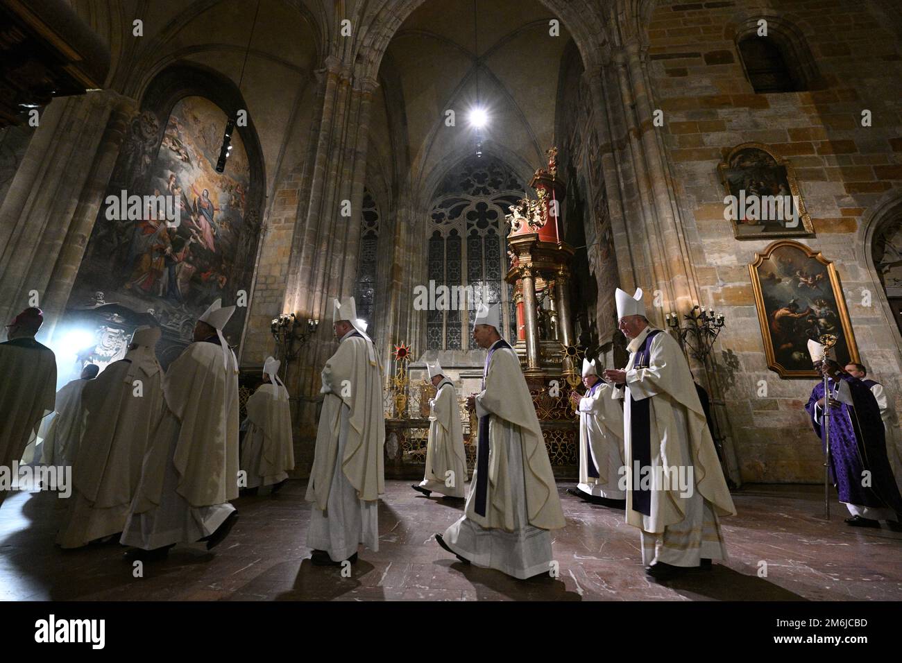 Prag, Tschechische Republik. 04. Januar 2023. Eine Requiem-Messe für Papst Emeritus Benedict XVI. Fand am 4. Januar 2023 im Veitsdom der Prager Burg, Tschechische Republik, statt. Kredit: Michal Kamaryt/CTK Photo/Alamy Live News Stockfoto