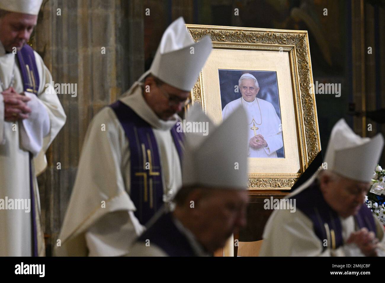 Prag, Tschechische Republik. 04. Januar 2023. Eine Requiem-Messe für Papst Emeritus Benedict XVI. Fand am 4. Januar 2023 im Veitsdom der Prager Burg, Tschechische Republik, statt. Kredit: Michal Kamaryt/CTK Photo/Alamy Live News Stockfoto