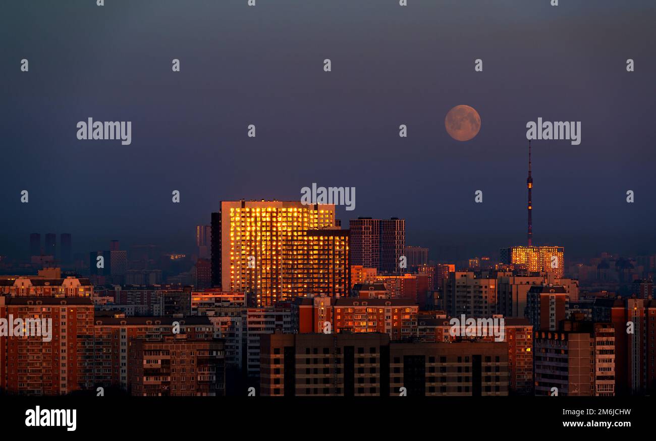 Skyline der Stadt Moskau am frühen Morgen mit Mond Stockfoto