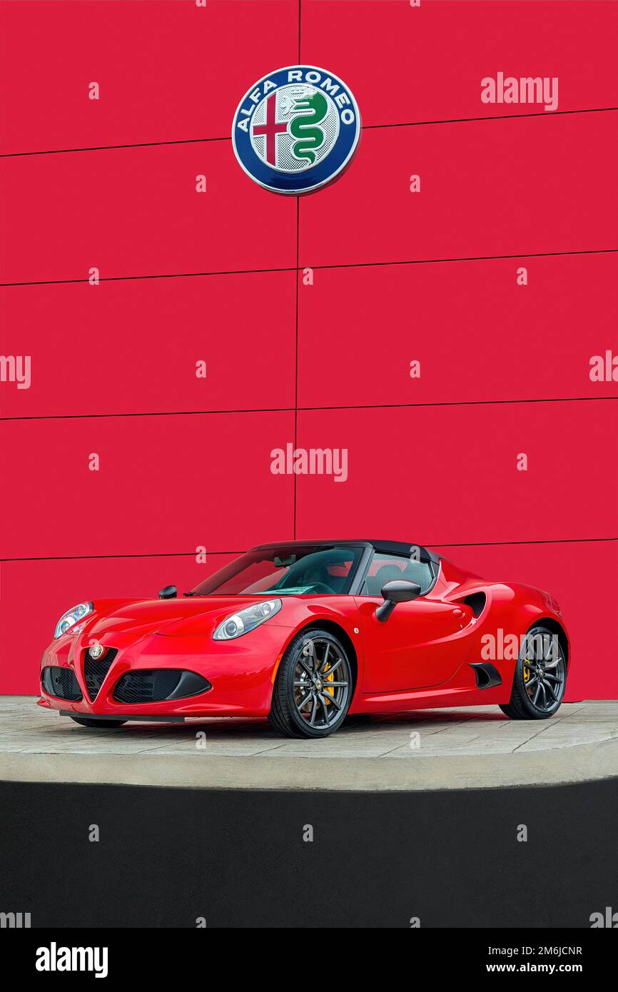 Maryville, Tennessee, USA - 16. Mai 2016: Ein Alfa Romeo 4CII Sportwagen, der unter dem legendären Alfa Logo mit rotem Hintergrund und Lots o ruht Stockfoto