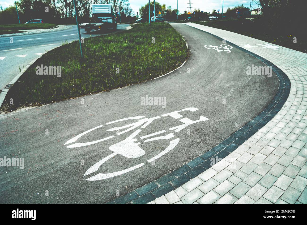 Biegen Sie auf dem Radweg mit horizontalen Zeichen Stockfoto