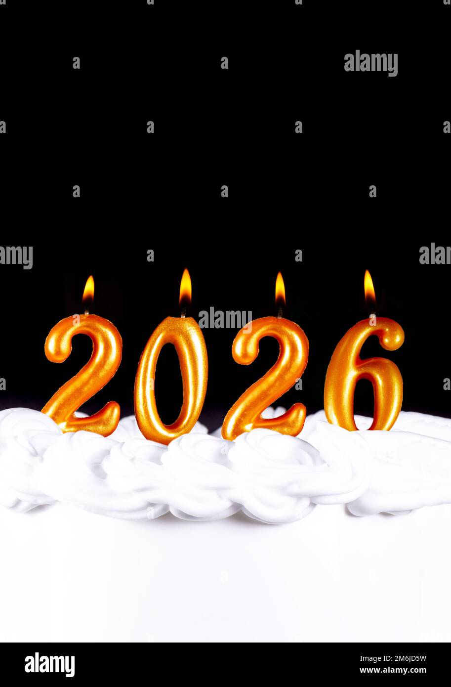 Goldene Kerzen schreiben Zahlen Flamme Frohes neues Jahr 2026 Stockfoto