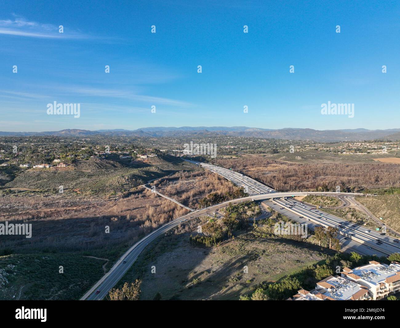 Kreuzung der städtischen Transportstraße mit der Fahrzeugbewegung. Stockfoto