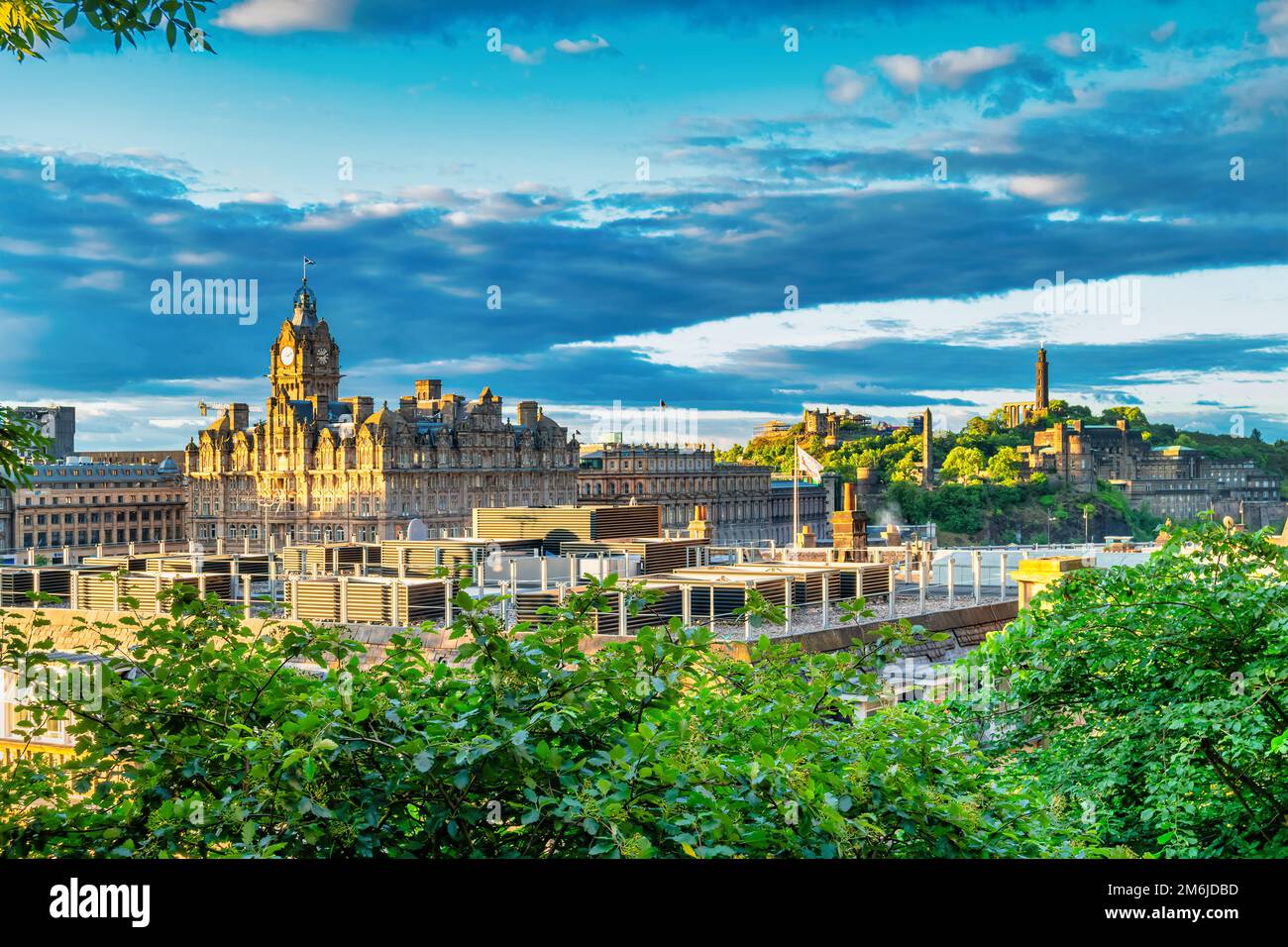 Downtown Edinburgh und Calton Hill Scotland Skyline Stockfoto