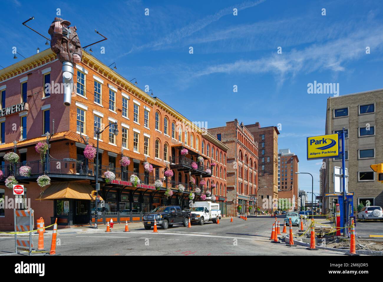 Pearl Street Grill and Brewery befindet sich jetzt im ehemaligen Lagerhaus in der Pearl Street 76. Das Ziegelsteindenkmal beherbergte früher Warner Brothers & Co Kleidung. Stockfoto