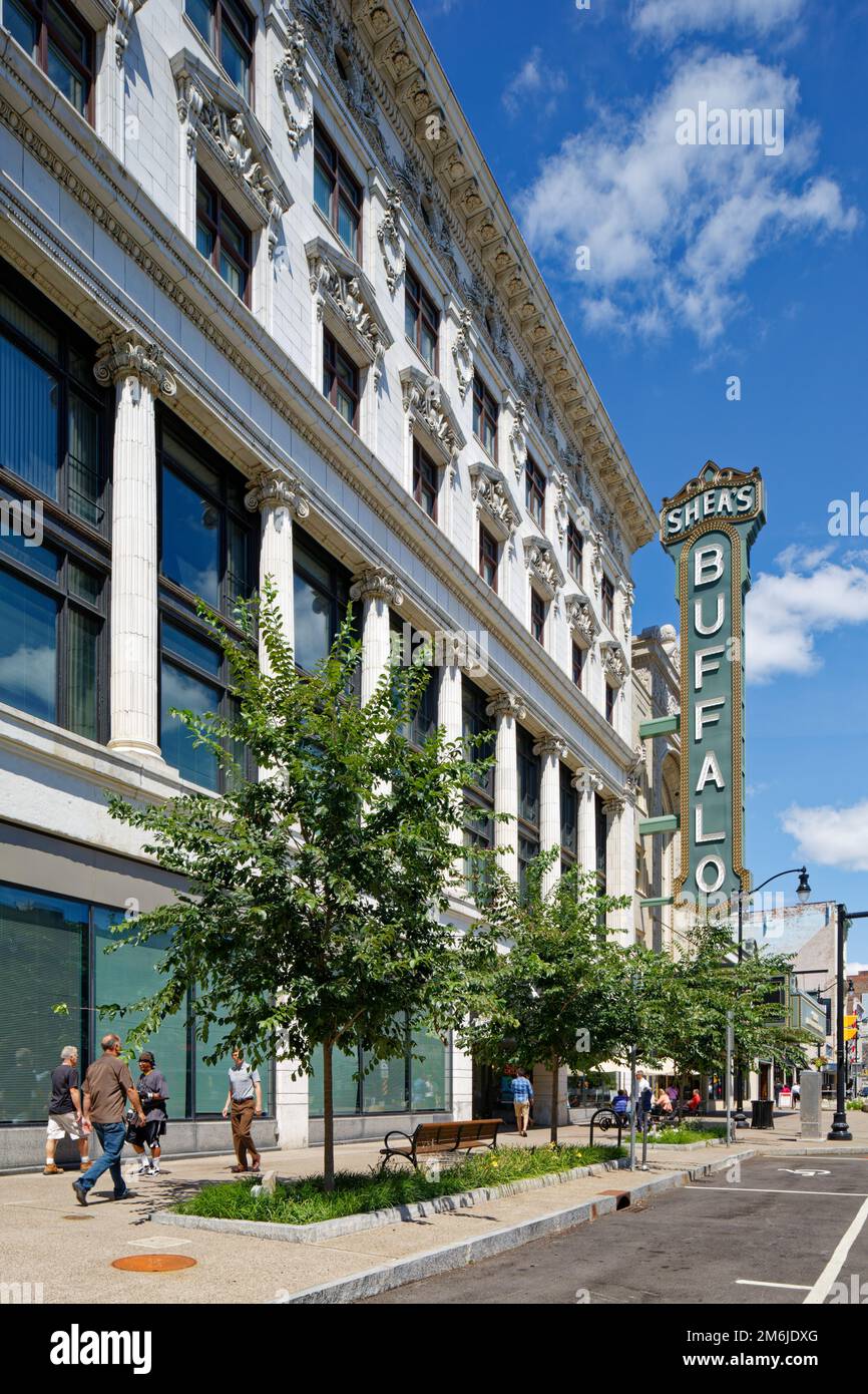 Die restaurierte Fassade und das Schild von Shea's Buffalo sind Nachbildungen aus haltbaren, modernen Materialien wie glasfaserverstärktem Beton für Terrakotta. Stockfoto