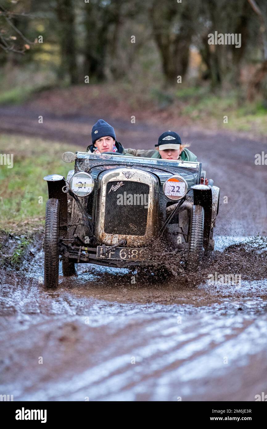 Die Mitglieder des Pre war Austin 7 Car Club, die an der Dave Wilcox Memorial Hill Trials-Veranstaltung unter sehr nassen, rutschigen und schlammigen Bedingungen teilnehmen. Stockfoto