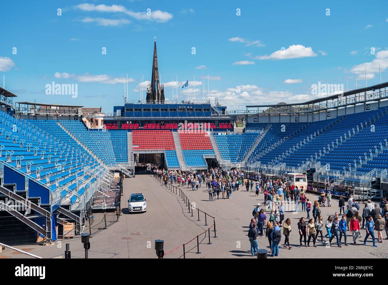 Die Leute gehen durch die Edinburgh Military Tattoo Haupttribüne in Edinburgh Schottland Stockfoto