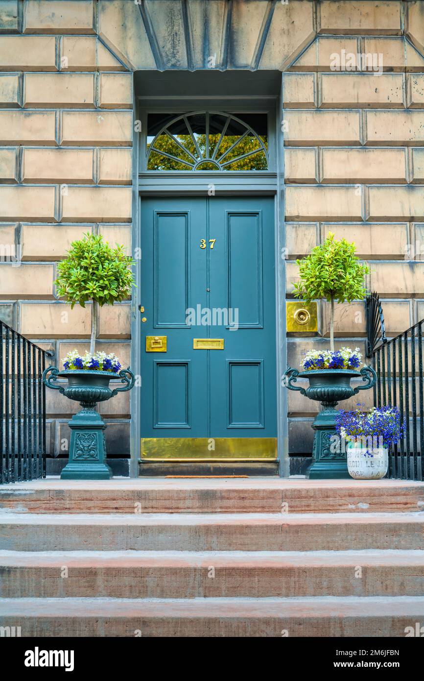 Typisches Stadthaus vor der Tür im New Town District von Edinburgh, Schottland Stockfoto