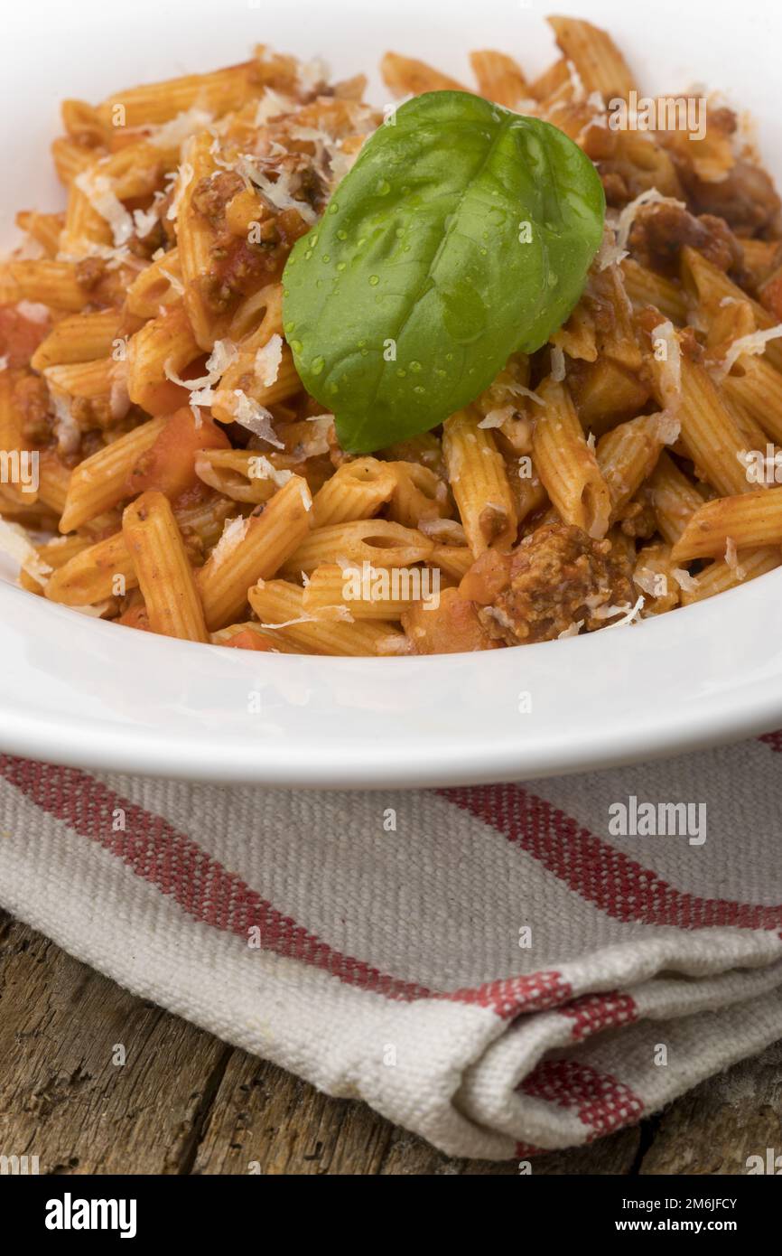 Rigatoni Pasta mit Tomatensauce Stockfoto