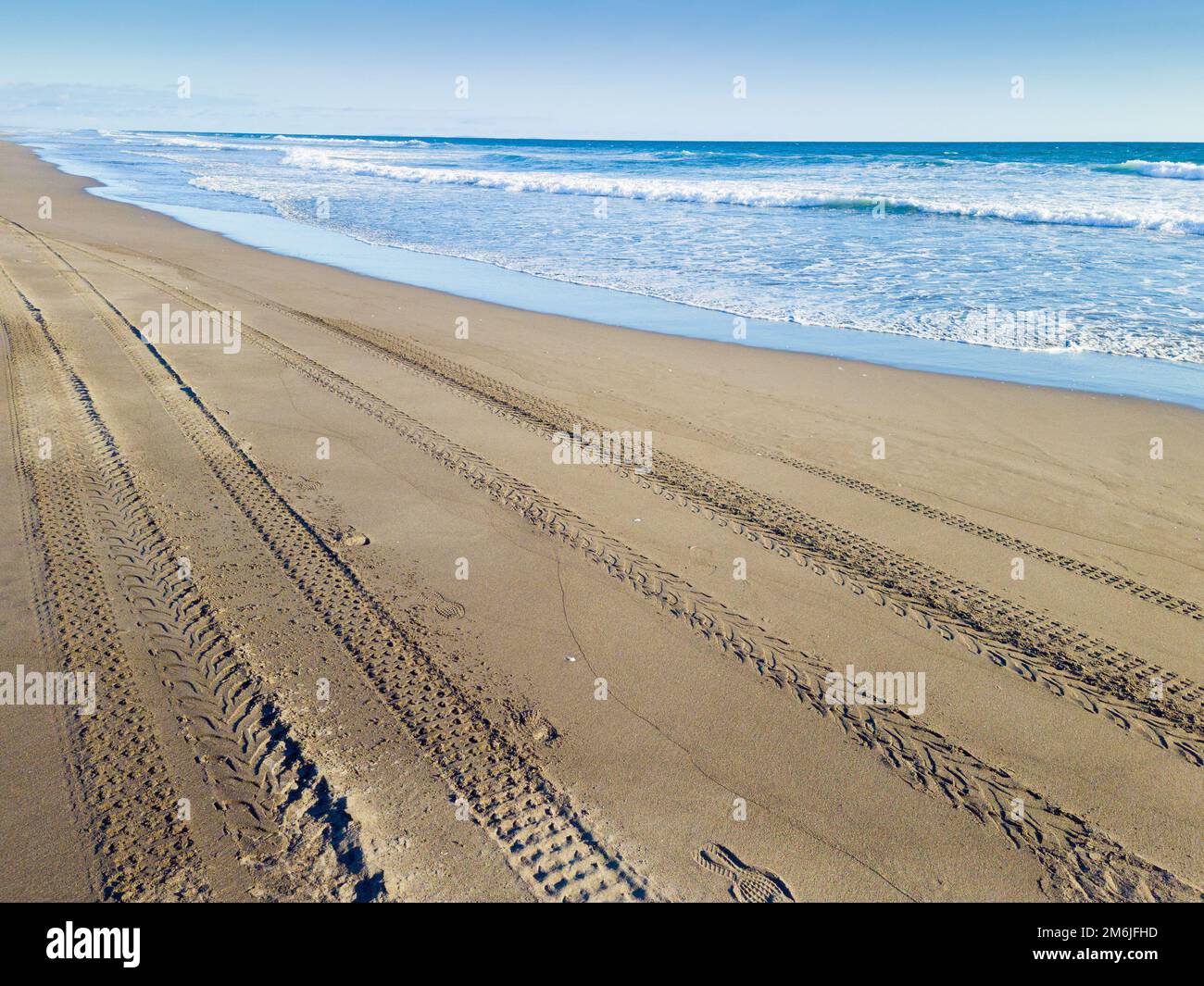 Panama, Provinz Chiriqui, Barchetta Beach Reifenspuren am Sandstrand Stockfoto