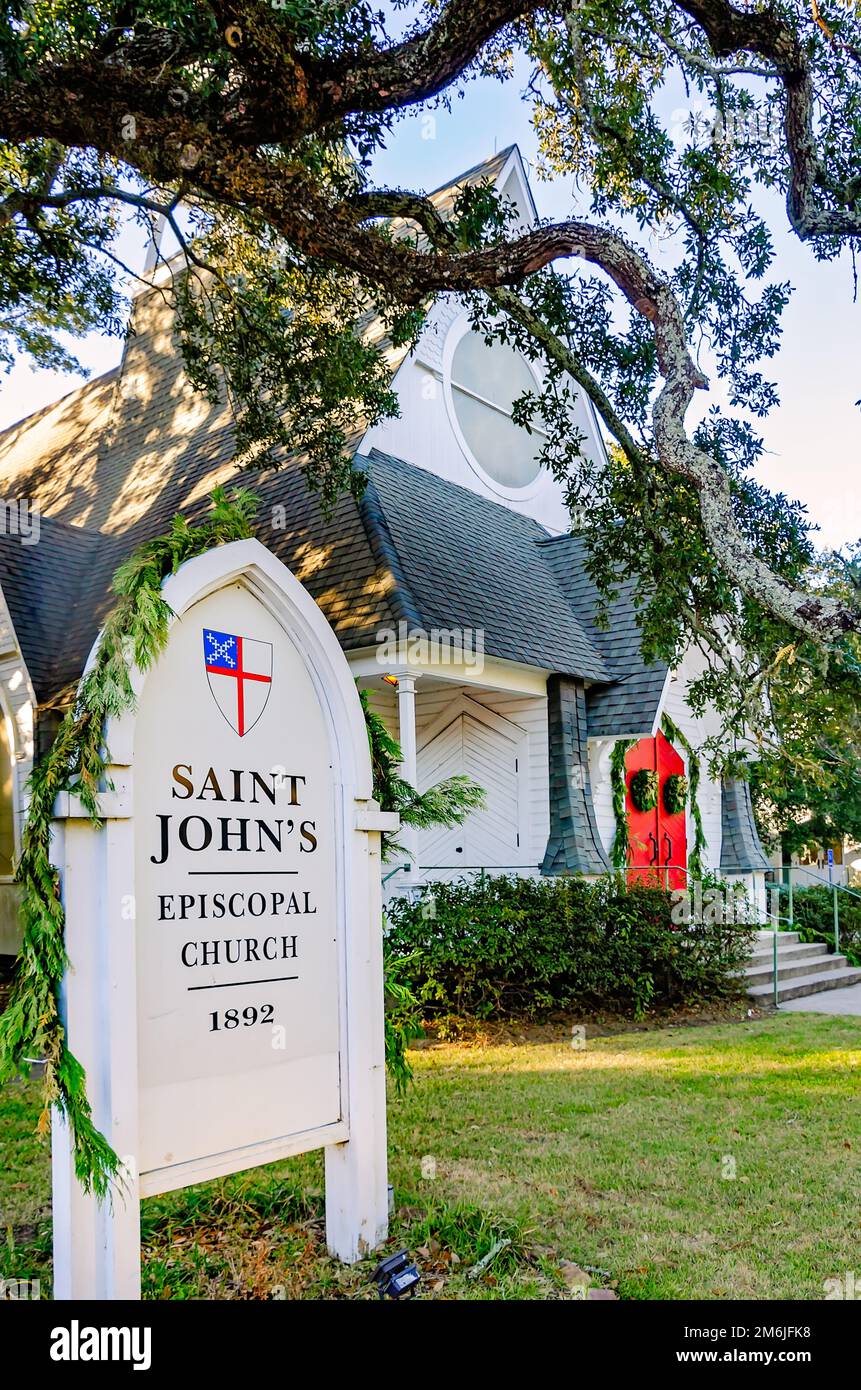 St. John's Episcopal Church ist am 28. Dezember 2022 in Ocean Springs, Mississippi, abgebildet. Die Kirche wurde 1892 erbaut. Stockfoto