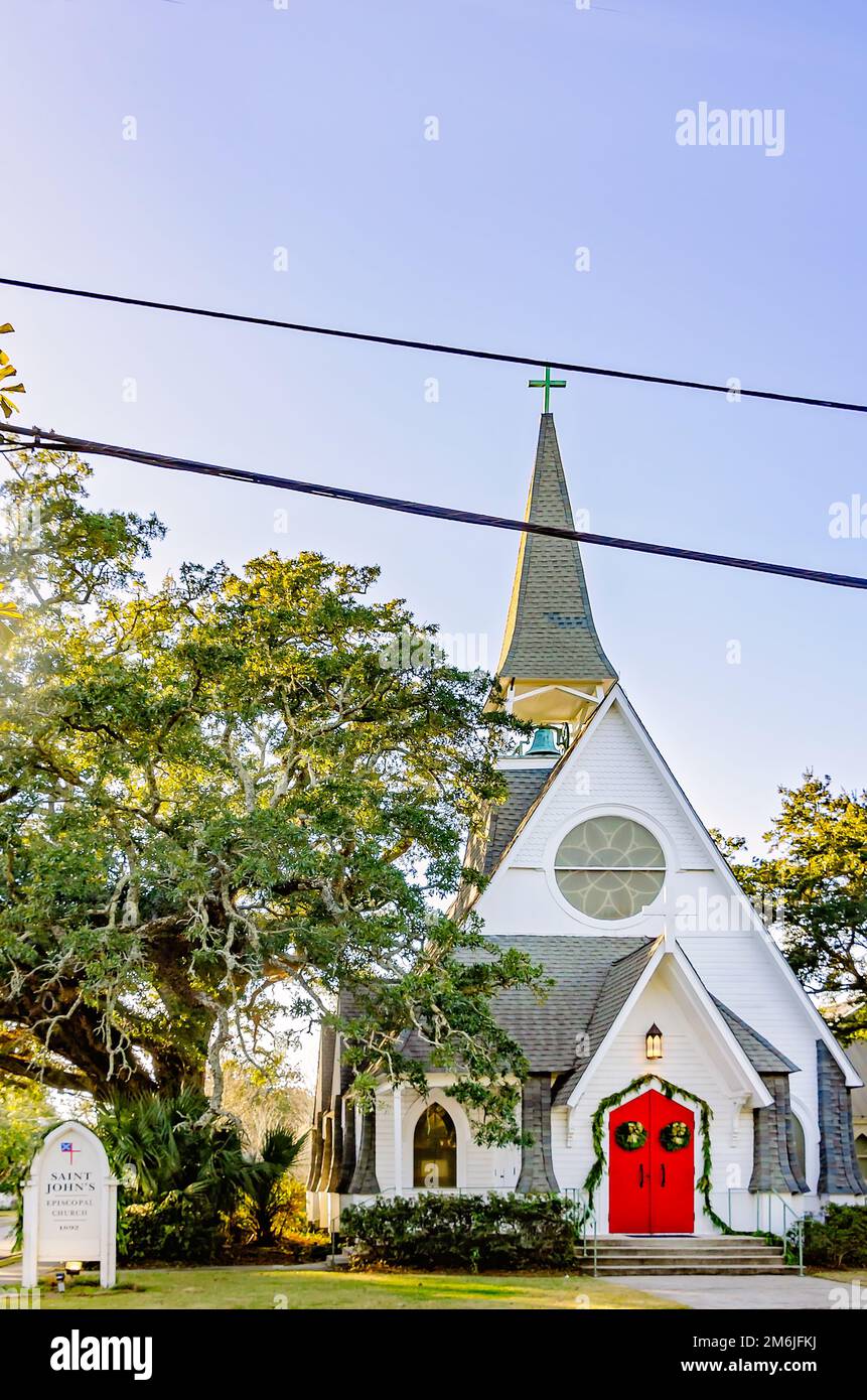 St. John's Episcopal Church ist am 28. Dezember 2022 in Ocean Springs, Mississippi, abgebildet. Die Kirche wurde 1892 erbaut. Stockfoto