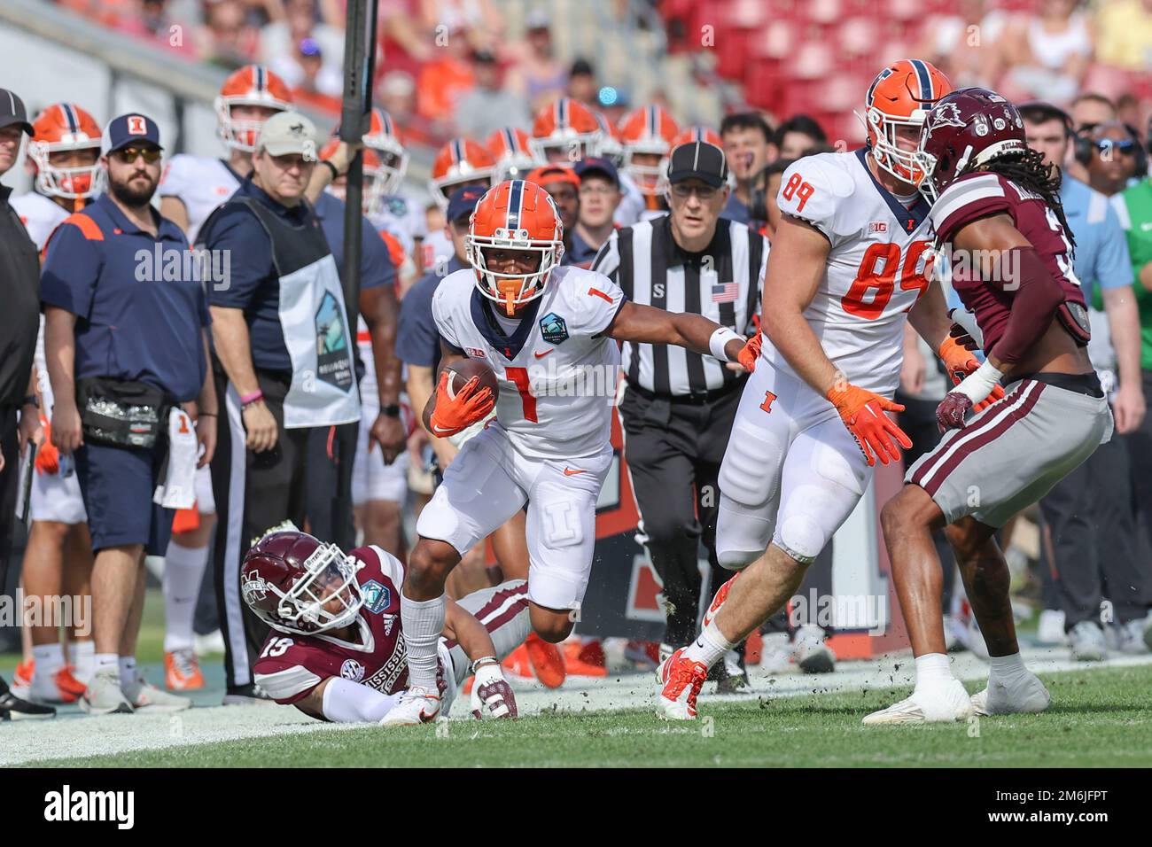 Tampa FL USA; Illinois Fighting Illini Wide Receiver Isaiah Williams (1) spielt beim ReliaQuest Bowl gegen die Mississippi Street mit dem Ball Stockfoto