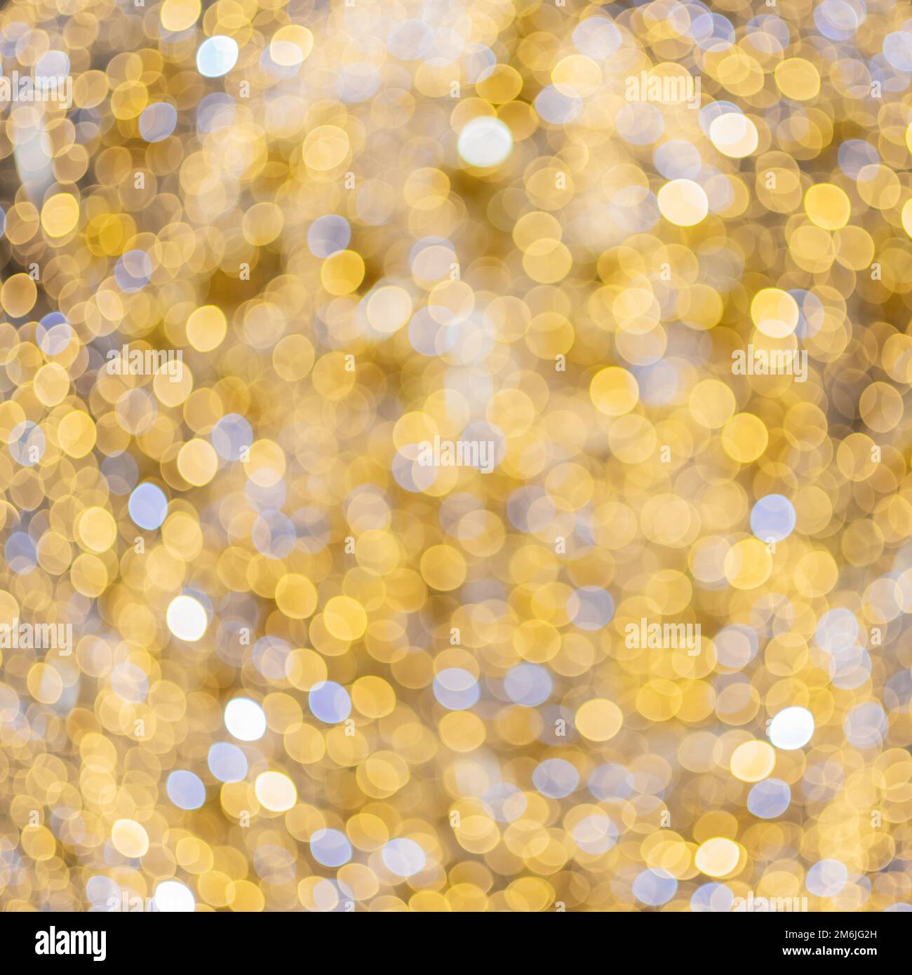 Hintergrund mit Bokeh-Muster in goldenen Farbtönen. Optischer Unschärfe-Effekt. Festliches Bild Stockfoto
