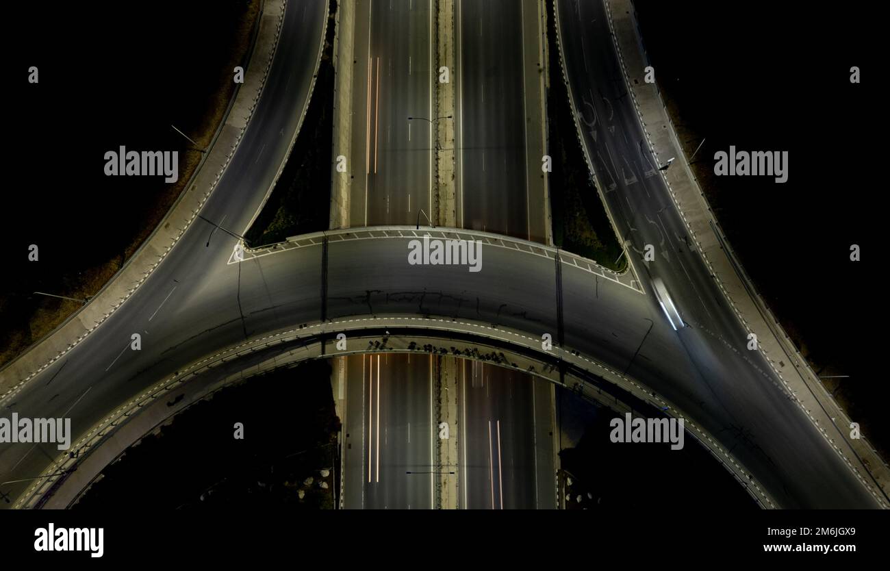 Luftdrohnenansicht der Autobahnkreuzung. Kreisverkehr Autos schnell bewegen. Verkehrsinfrastruktur Stockfoto