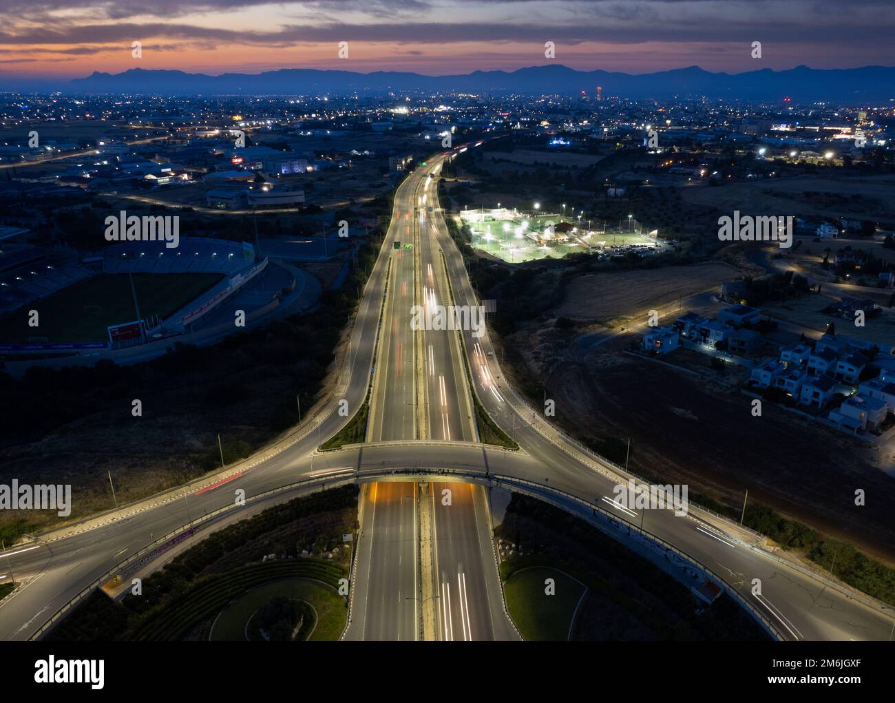 Luftdrohnenansicht der Autobahnkreuzung. Kreisverkehr Autos schnell bewegen. Verkehrsinfrastruktur Stockfoto