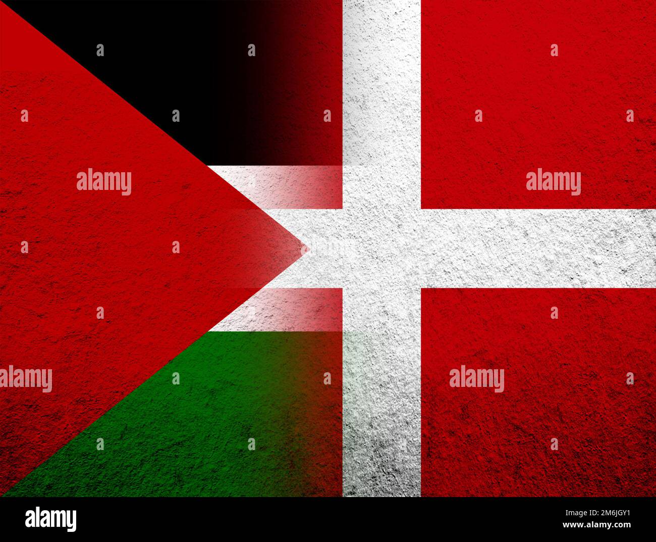 Königreich Dänemark Nationalflagge mit palästinensischer Flagge. Grunge Hintergrund Stockfoto