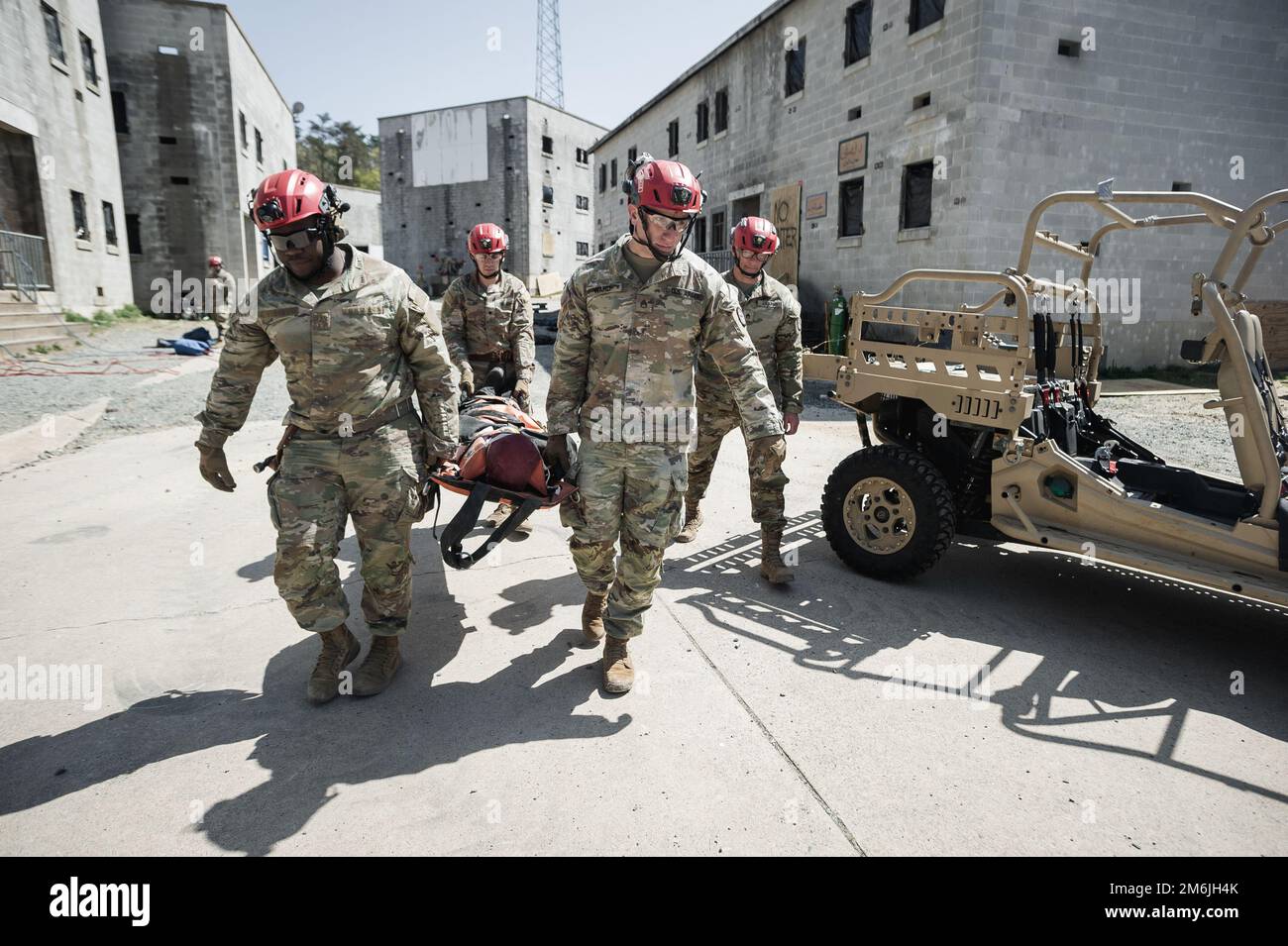 USA Armeeingenieure, die der 911. Technical Rescue Engineer Company (TREC) zugewiesen sind, trainieren an einem modularen städtischen Trainingsgelände auf der Marinestützpunkt Quantico in Quantico, Virginia, am 28. April 2022. Ziel der Schulung ist die Validierung von Platoons zur Unterstützung kollektiver Rettungsaufgaben, die Verbesserung der Einsatzbereitschaft und die Vorbereitung des TREC 911. auf die Validierung der Mission-wesentlichen Aufgaben während der Übung Capital Shield 2022. Stockfoto