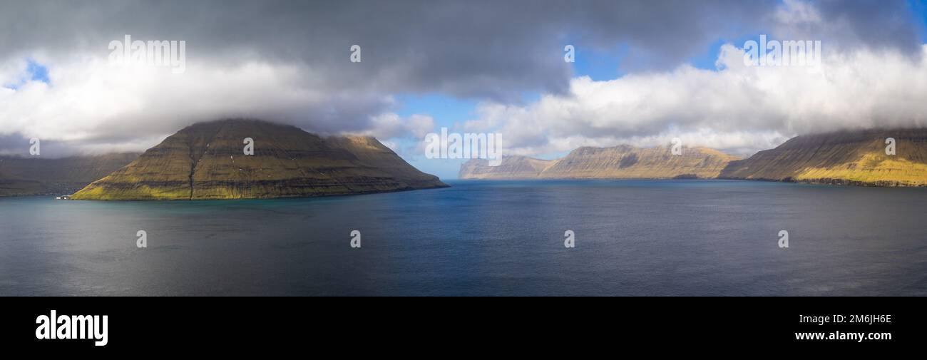 Panoramablick auf den Süden der Insel Kalsoy mit der Insel Leirviksfjørður Borðoy auf der rechten Seite Stockfoto