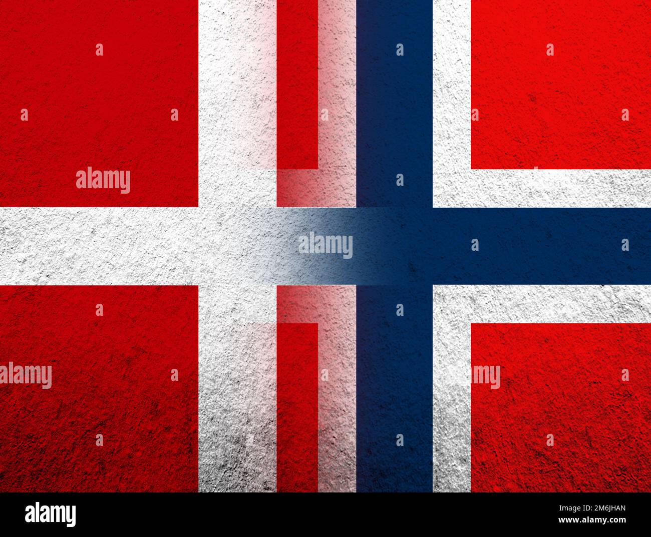 Die nationale Flagge des Königreichs Dänemark mit der nationalen Flagge des Königreichs Norwegen. Grunge Hintergrund Stockfoto