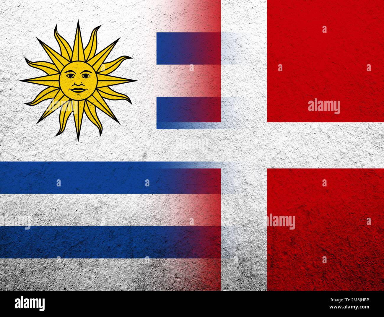 Die Flagge des Königreichs Dänemark mit der Flagge der Republik Uruguay. Grunge Hintergrund Stockfoto