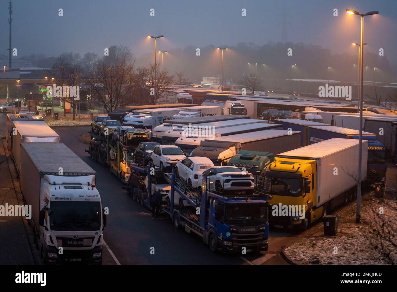 Starker Verkehr am A2 auf dem Bottrop-Süd-Servicegelände, überfüllter Parkplatz für LKW am Abend, Bottrop, NRW, Deutschland Stockfoto