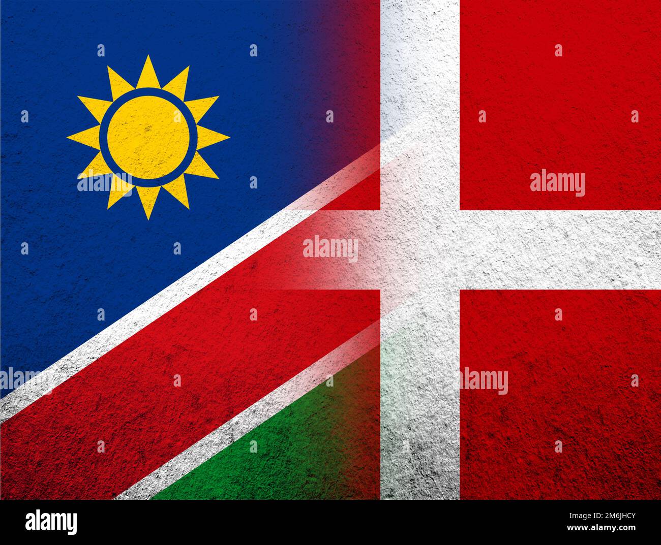 Die Nationalflagge des Königreichs Dänemark mit der Nationalflagge der Republik Namibia. Grunge Hintergrund Stockfoto
