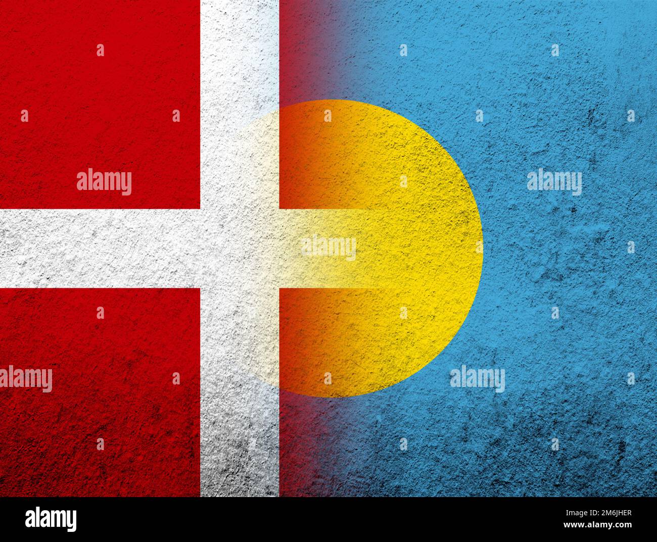 Die Nationalflagge des Königreichs Dänemark mit der Nationalflagge der Republik Palau. Grunge Hintergrund Stockfoto