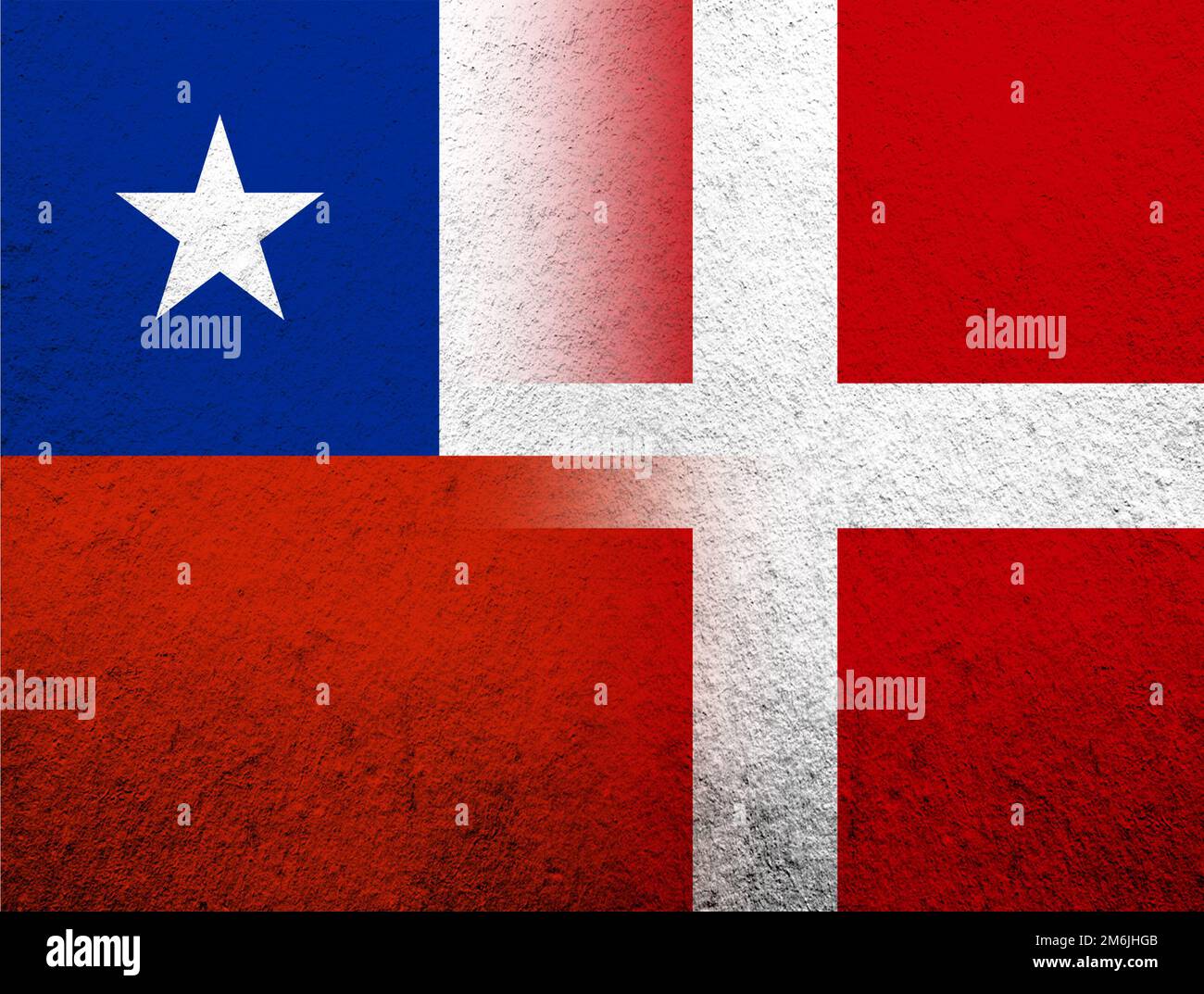 Die Flagge des Königreichs Dänemark unter der Flagge der Republik Chile. Grunge Hintergrund Stockfoto