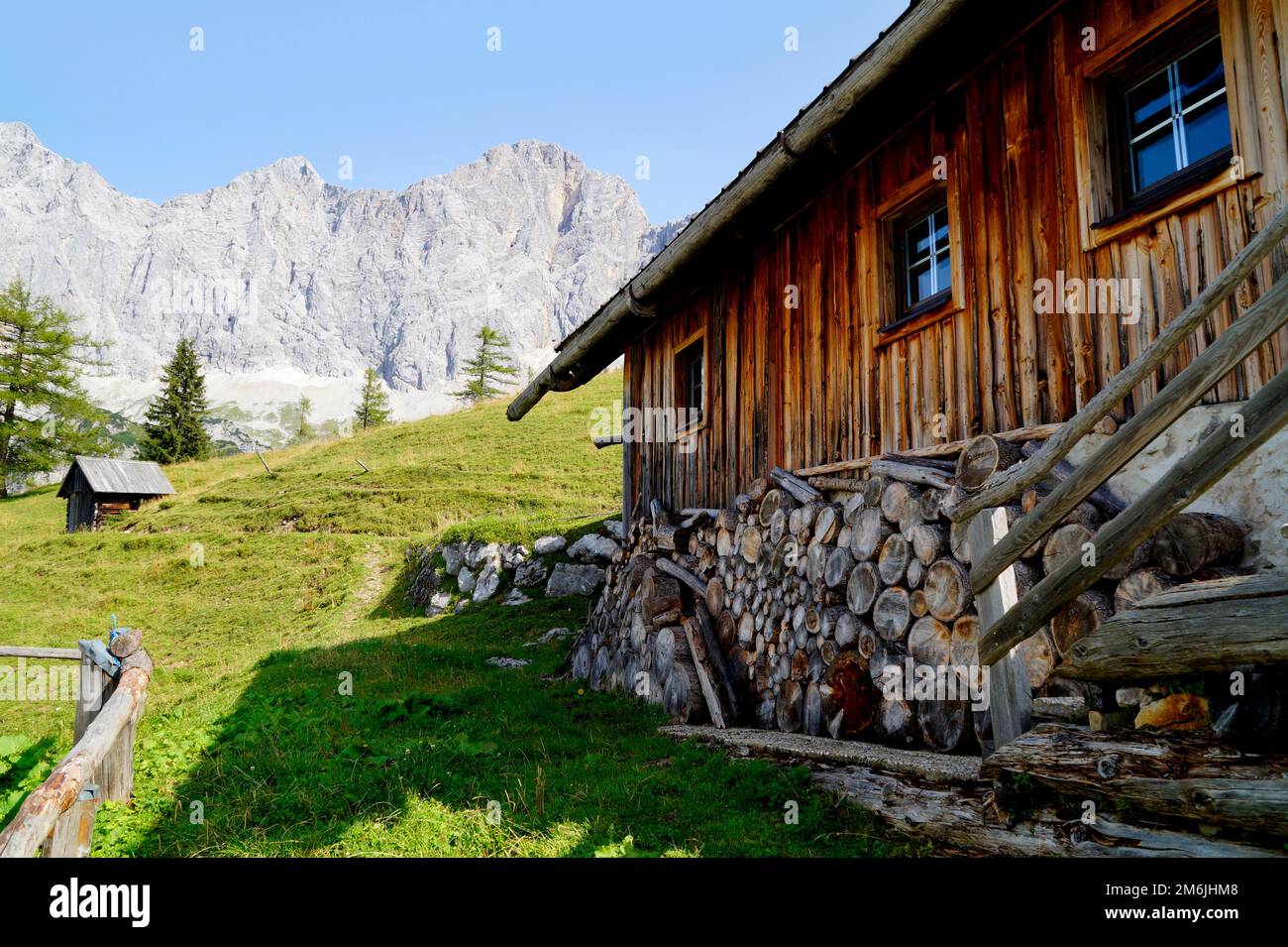 alpendorf am Fuße des Dachsteins in den österreichischen Alpen der Region Schladming-Dachstein (Steiermark oder Steiermark, Österreich) Stockfoto