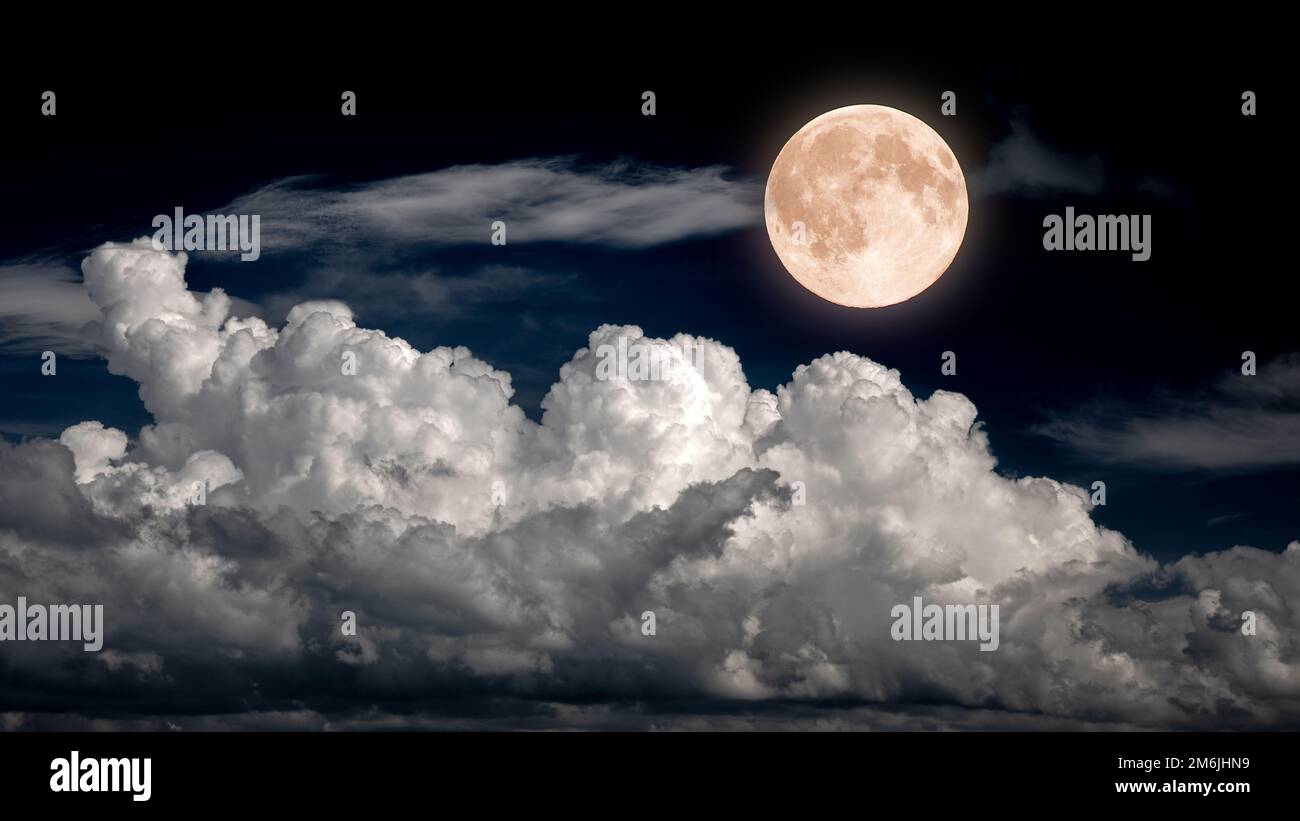 Vollmond am Nachthimmel Stockfoto